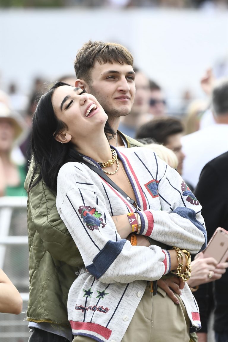 Assumiu Dua Lipa é vista em clima de chamego modelo irmão de Gigi