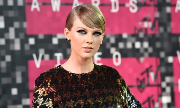 Rainha generosa! Taylor Swift doa R$58 mil para ajudar mãe de uma fã