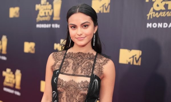 Camila Mendes responde fã que criticou seu namoro com Charles Melton, colega de ‘Riverdale’: “Imaturidade”