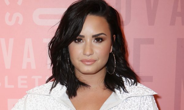 Demi Lovato mostra tatuagem nova após comemorar seis meses de sobriedade; vem ver!
