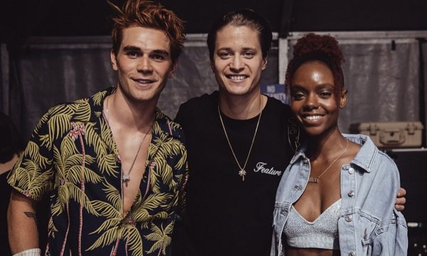 Ashleigh Murray e KJ Apa, de ‘Riverdale’, apresentam hit de Selena Gomez ao vivo! Vem ver