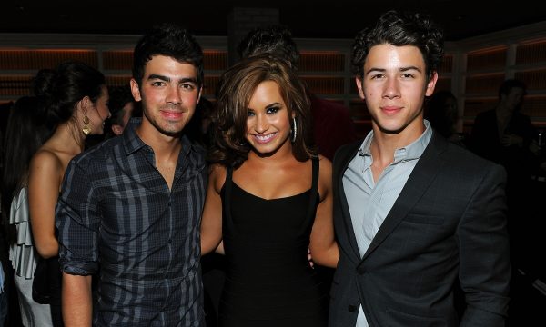 Após saberem da internação de Demi, Joe, Nick e Kevin Jonas declaram apoio à cantora nas redes sociais