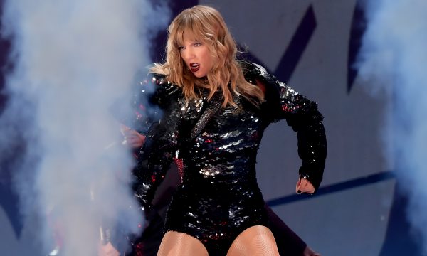 Taylor Swift se posiciona politicamente e causa controvérsia