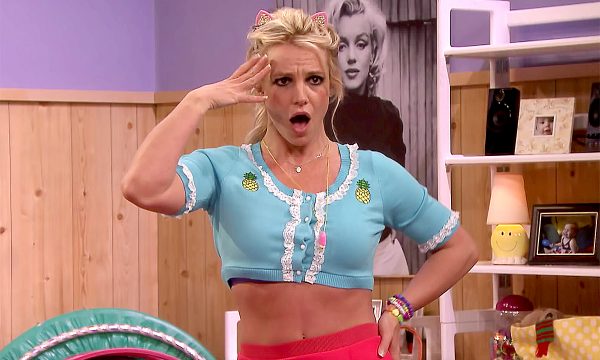 Britney Spears relembra sucessos e versão atriz em esquete hilária na TV; assista!