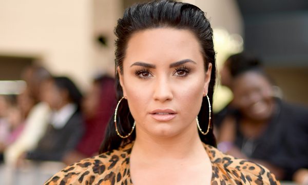 Demi Lovato critica histórias inventadas pela mídia sobre sua sobriedade e desabafa: “Preciso de espaço”