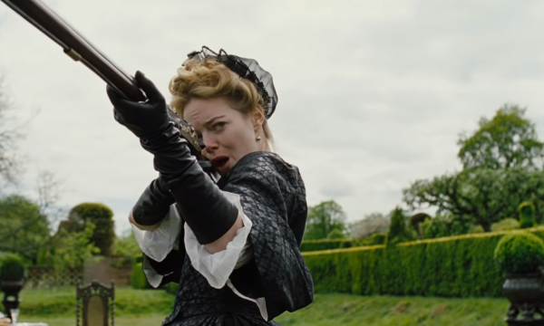 ‘The Favourite’: Emma Stone estrela filme cheio de “loucuras” na Família Real inglesa do século 18; assista!