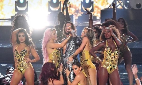 ‘VMA 2018’: Maluma faz estreia em premiação com direito a beijão!