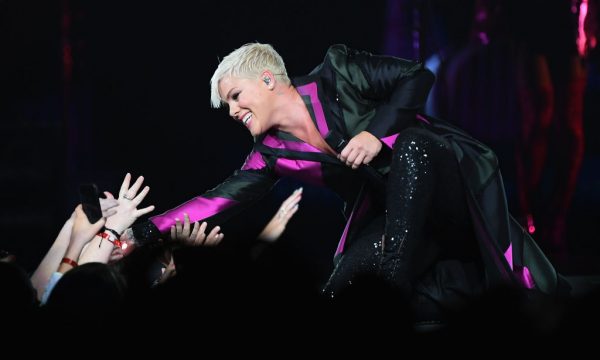 Pink faz pausa em show para abraçar adolescente que perdeu a mãe; assista!