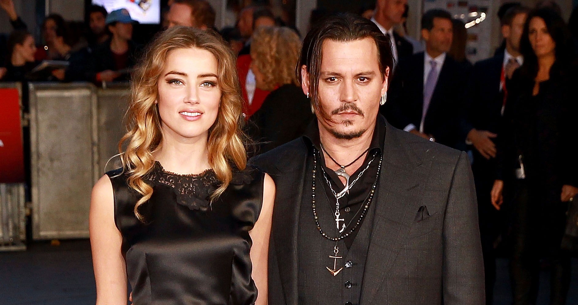 Amber Heard e Johnny Depp. As alegações de agressões sucedem-se, mas os  looks iguais também - Celebridades - Máxima