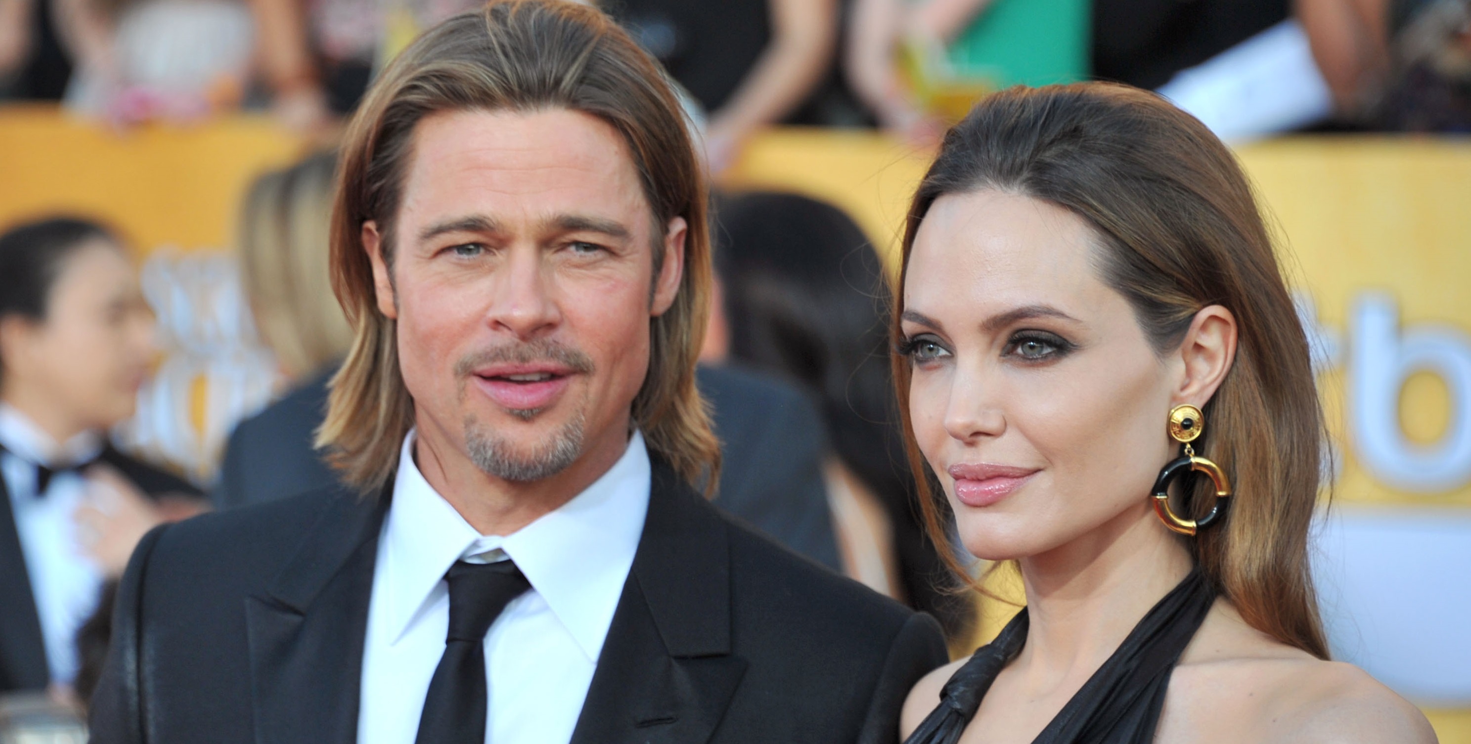 Hugo Gloss - Mais desdobramentos na separação de Brangelina. Segundo o  Page Six, Angelina Jolie disse que Brad Pitt a agarrou pela cabeça e  sacudiu, além de ter sufocado um de seus