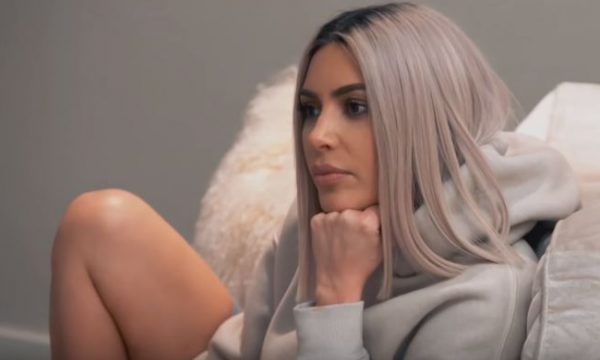 Após comentário de Kourtney, Kim Kardashian surpreende com revelação sobre seu bumbum “enorme”