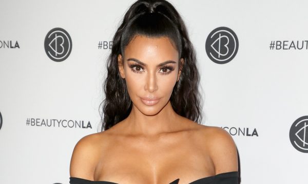 Kim Kardashian contrata assistente de selfie e modelos pra provar suas roupas: “Elas ficam horas”