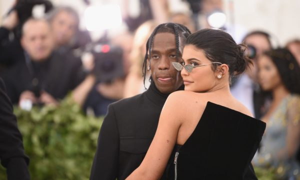 Travis Scott se veste para Game of Thrones e Kylie Jenner deixa comentário cheio de segundas intenções: ‘Oh, Lord Webster!’