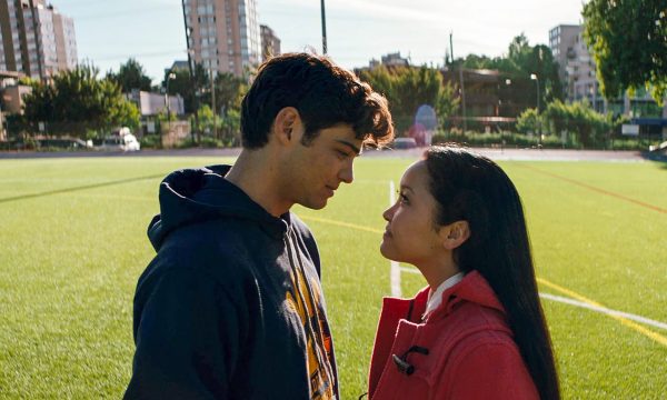 “Para Todos os Garotos que Já Amei”: Lana Condor conta que ela e Noah Centineo incentivaram os rumores de um romance e revela ataques de fãs a namorado