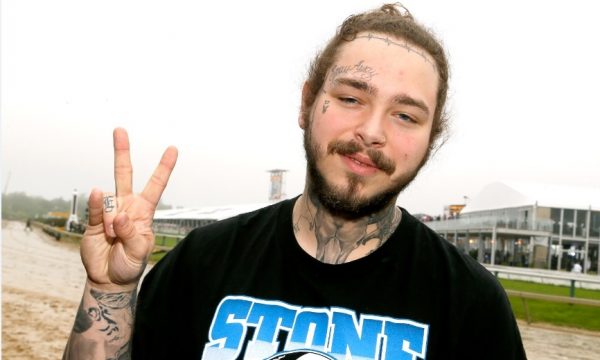 Após falha em avião, Post Malone responde mensagem de haters e dá presente especial para tripulação