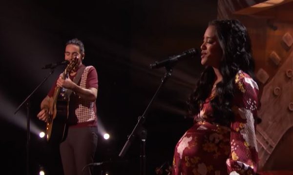 Casal de ‘America’s Got Talent’ emociona ao cantar música autoral para a filha que está a caminho; assista!