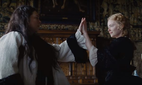 ‘The Favourite’: Emma Stone e Rachel Weisz disputam a confiança da rainha em trailer divertido; confira