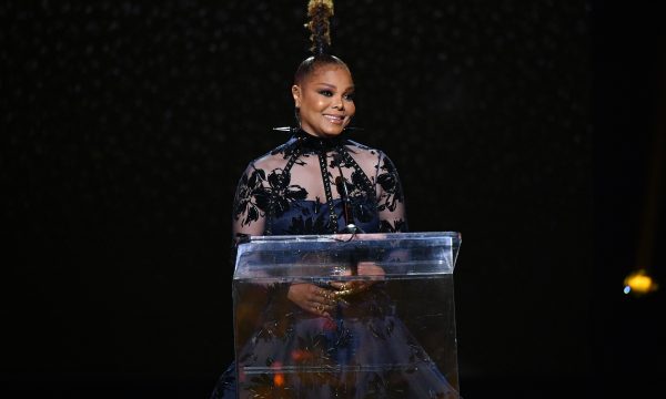 Janet Jackson se abre sobre corpo e inseguranças e manda recado inspirador para novos artistas
