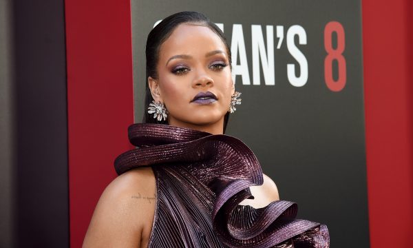 Um anjo! Rihanna manda mensagem inspiradora a fã que luta contra câncer: ‘Rezando por você’