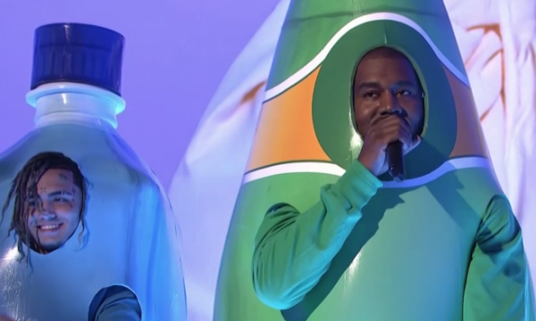 Vídeo: Kanye West se veste de garrafa, canta, faz discurso a favor de Trump e é vaiado no ‘Saturday Night Live’