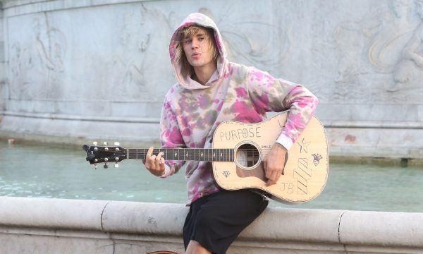 Apaixonado! Em Londres, Bieber faz serenata na rua para Hailey Baldwin; assista!