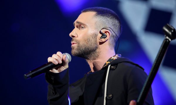 Vídeo: Fã tenta agarrar Adam Levine em show e é detida pela polícia