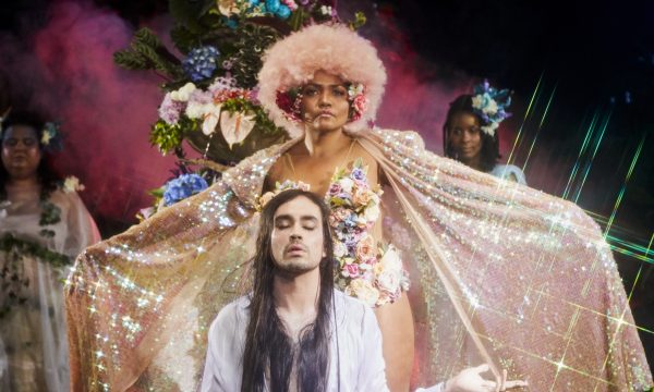 Corpo Fechado: Johnny Hooker é ‘socorrido’ por Gaby Amarantos para esquecer boy lixo em novo e ótimo clipe; vem ver!