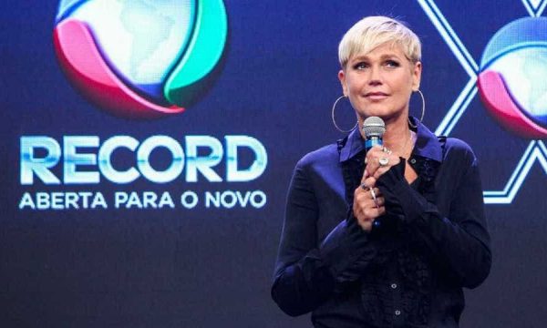 Vídeo: Emocionada, Xuxa fala sobre fã que morreu ao encontrá-la e pede desculpas à família do rapaz: ‘Me senti muito mal!’