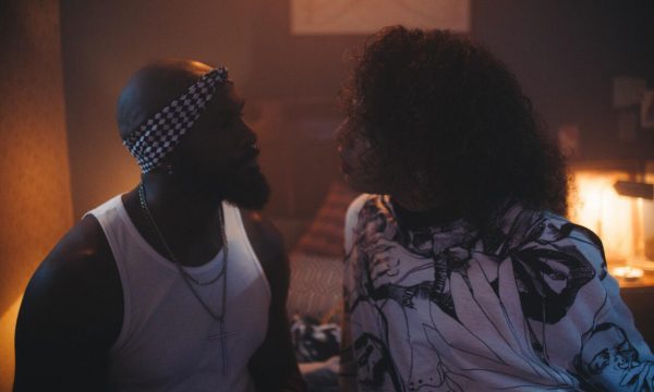 Gloria Groove protagoniza romance às escondidas com Taiguara Nazareth no clipe forte de ‘Apaga a Luz’; vem assistir