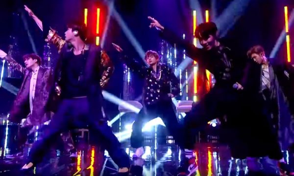 Na TV britânica, BTS arrasa em nova performance de “IDOL” e ganha presente de Whoopi Goldberg