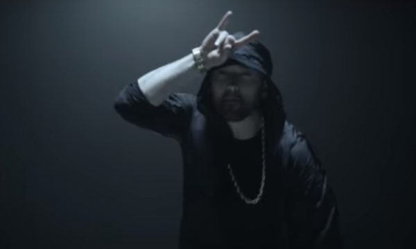 Em clipe de “Venom”, Eminem se transforma no anti-herói e assusta! Vem ver!