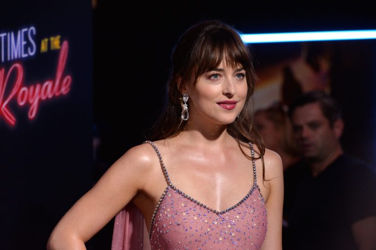 Dakota Johnson fala abertamente sobre suas dificuldades de saúde mental.