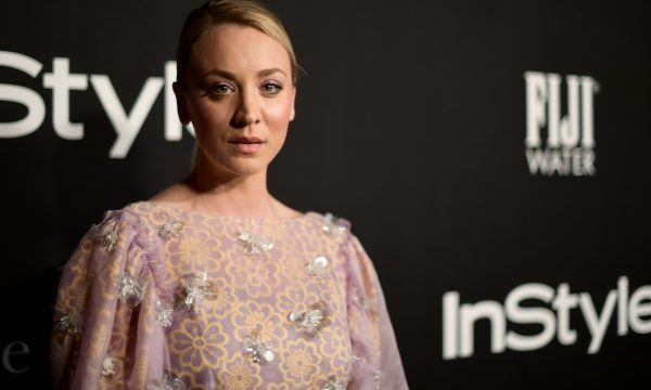 Kaley Cuoco se irrita com seguidores após suspeita de gravidez em foto com ‘barriguinha’