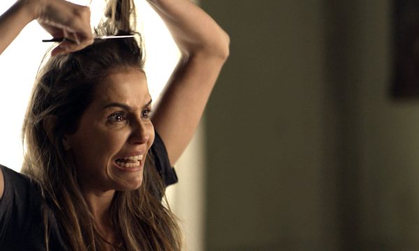 Deborah Secco responde a comentários de que teria ganho dinheiro extra para cortar o cabelo em cena de ‘Segundo Sol’: ‘Escolha do ator’