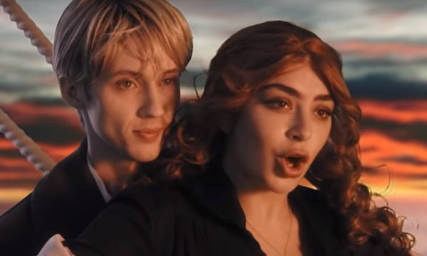 AMEI! Charli XCX & Troye Sivan brincam de Titanic, Spice Girls, Matrix e outros clássicos da década de 90 no divertido clipe de ‘1999’; vem ver!