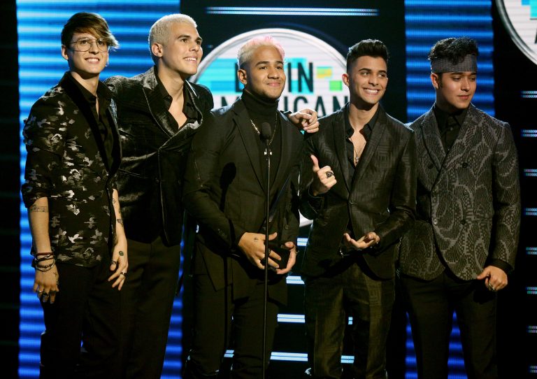 Latin AMAs CNCO arrasa em performances de 'Diganle' e 'Se Vuelve Loca