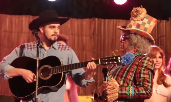 Exclusivo: Luan Santana canta clássico de Belchior em cena do filme do Chacrinha; vem ver
