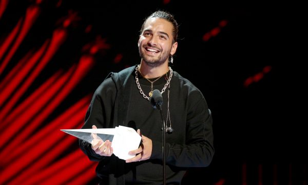 Latin AMAs: Maluma recebe prêmio especial e faz performance do hit ‘Mala Mía’; assista