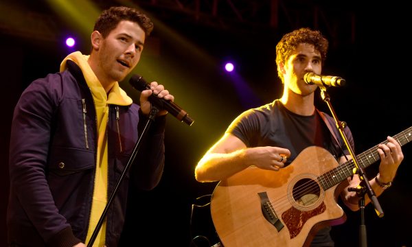 Nick Jonas e Darren Criss surpreendem fãs com dueto em evento da Broadway; vem assistir!