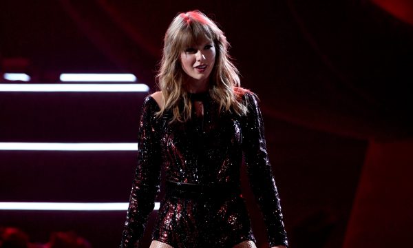 AMA 2018: Taylor Swift abre premiação com performance poderosa de “I Did Something Bad”