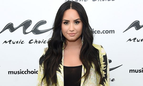 Demi Lovato publica mensagem refletindo sobre 2018 e é vista com seu novo namorado após réveillon