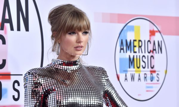 SENSACIONAL! Fã de Taylor Swift transforma casa em show de luzes natalino ao som de hit da cantora; vem ver o vídeo!