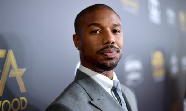 Michael B. Jordan diz que não sabe “o que é namorar” e comenta frase polêmica sobre relacionamentos anteriores
