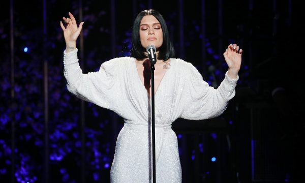 Jessie J emociona fãs ao revelar que não pode ter filhos de forma natural; veja vídeo