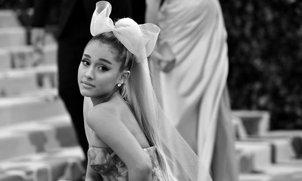 Cacheada! Ariana Grande mostra seu cabelo natural nas redes sociais e explica por que não assume o visual; confira!
