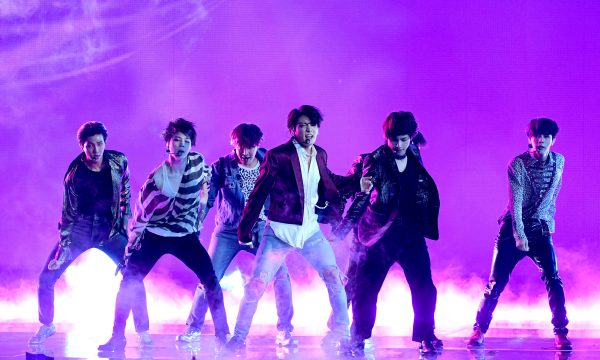 BTS lança clipe de versão japonesa de “Airplane pt. 2” e cita até Brasil na letra! Vem assistir