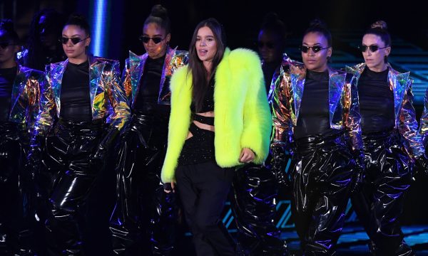 ‘MTV EMA 2018’: Anfitriã da noite, Hailee Steinfeld faz primeira apresentação de “Back to Life”, da trilha de “Bumblebee”