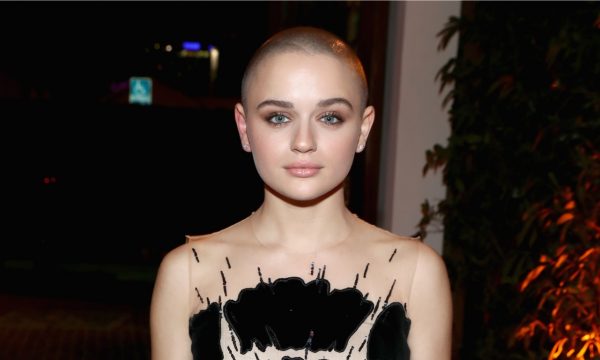 Joey King sofre preconceito por estar careca e desabafa: ‘Por que as pessoas são estúpidas?’