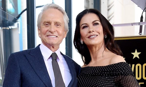 Catherine Zeta-Jones diz que ficou “devastada” com acusações de assédio sexual contra Michael Douglas