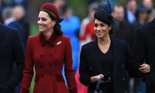 Após rumores de briga entre Kate e Meghan, Rainha Elizabeth II e Príncipe Charles tomam decisão por trégua, diz jornal